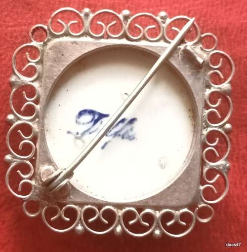Vintage - Dutch Delft Brooch - Clip that holds the pin is missing