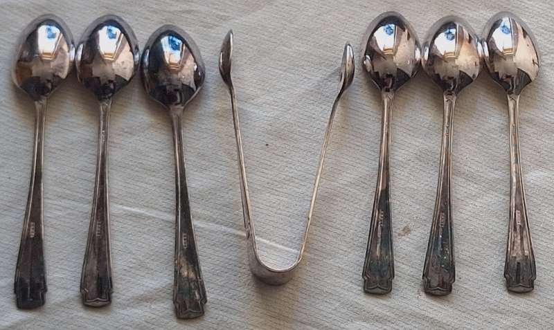 Set of 6 EPNS Teaspoons with matching Sugar Tong