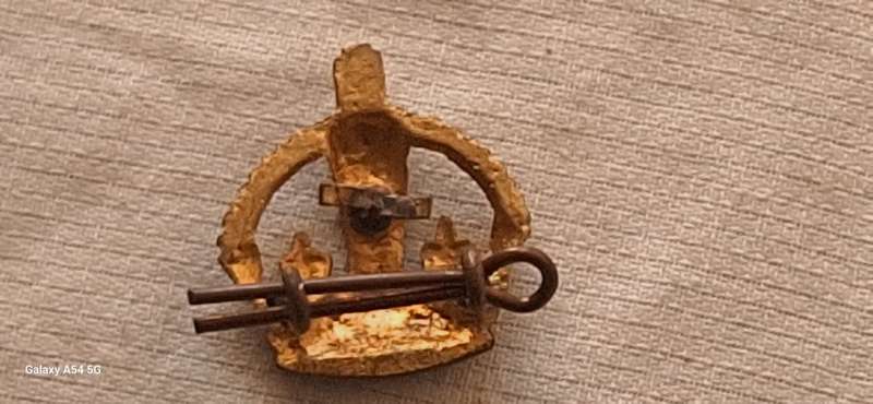 British King`s Crown Pin Badge