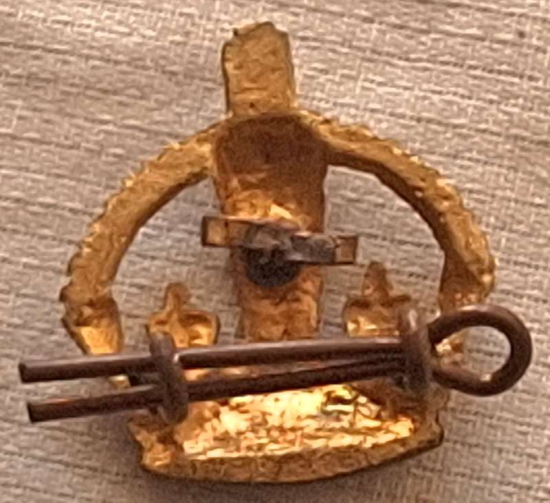 British King`s Crown Pin Badge