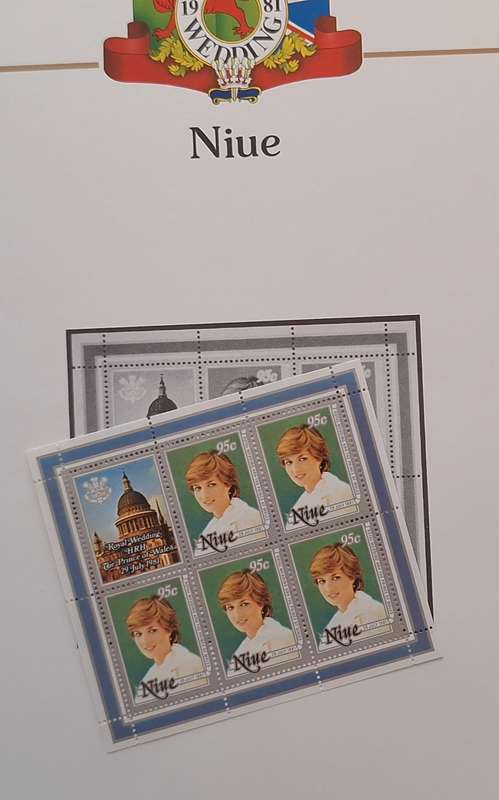 Official Royal Wedding 1981 Album Page NIUE with Mint Sheetlet of 5 x 95c stamps