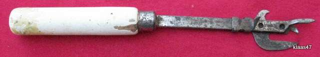 TIN & BOTTLE OPENER : WOODEN HANDLE : 23.5cm LONG : COMPLIMENTS OF MACHINERY MERCHANTS, EAST LONDON
