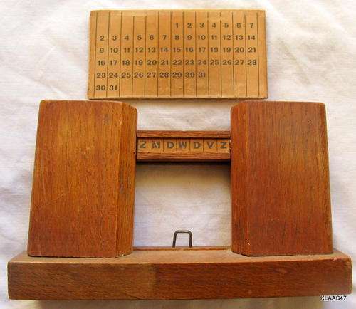 PERPETUAL CALENDAR : WOODEN : DESK TOP TYPE : BASE - 18.4X4.6CM : 11cm HIGH
