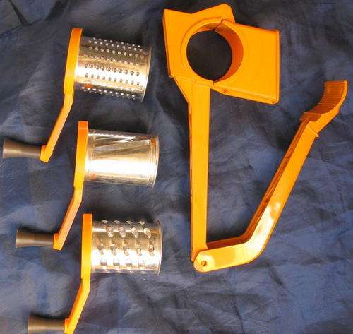 MOULINEX : MOULI-GRATER : 442 : PLASTIC BODY WITH THREE METAL DRUMS : IN ORIGINAL BOX