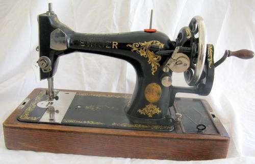 Singer sewing machine with case  Y767134 T singer manafacturing  co.in Great Britain needs service