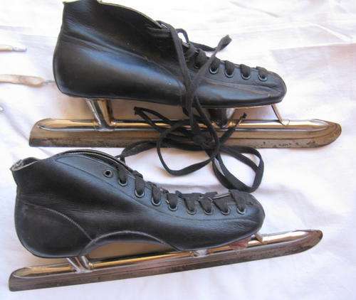 VINTAGE : ICE SKATES : STEEL BLADES : GOLD CUP 25