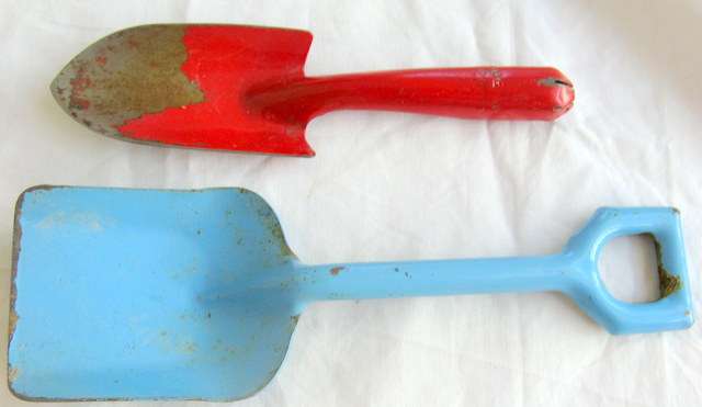 TWO VINTAGE METAL TOY SPADES : RED - 18cm LONG : BLUE - 22.5cm LONG