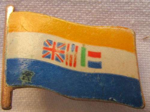 LAPEL BADGE : OLD  S.A.  FLAG  : 2x1.5 cm (MADE IN HONG KONG)