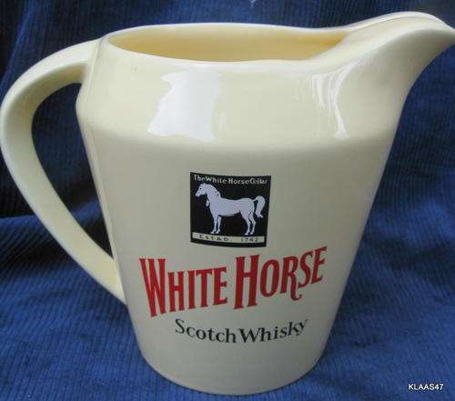 WADE : WHITE HORSE SCOTCH WHISKY : 13cm HIGH JUG : **PLEASE NOTE SMALL CHIP ON HANDLE**