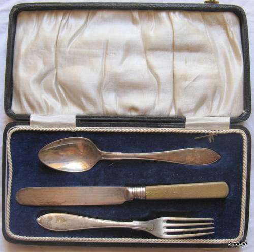 VINTAGE : BOXED CHILDS 3 PIECE CUTLERY SET : EPNS : KNIFE, FORK & SPOON