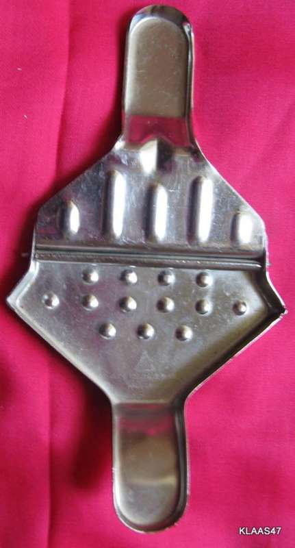 LEMON WEDGE SQUEEZER : STAINLESS STEEL : MADE IN HONG KONG (CAN ALSO BE USED AS TEA BAG SQUEEZER)