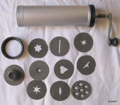 VINTAGE : MIRRO - HAND CRANK - BISCUIT MAKER : 9 SHAPES : MADE IN USA : **PLEASE NOTE CONDITION**