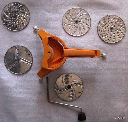 MOULINEX 445 : MOULI-JULIENNE WITH 5 DISCS: **PLEASE LOOK AT THE PICTURES - SOME RUST MARKS**