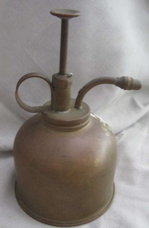 BRASS OIL CAN : TRADE MARK 555 - MADE IN HONG KONG : TOTAL HEIGHT 14cm