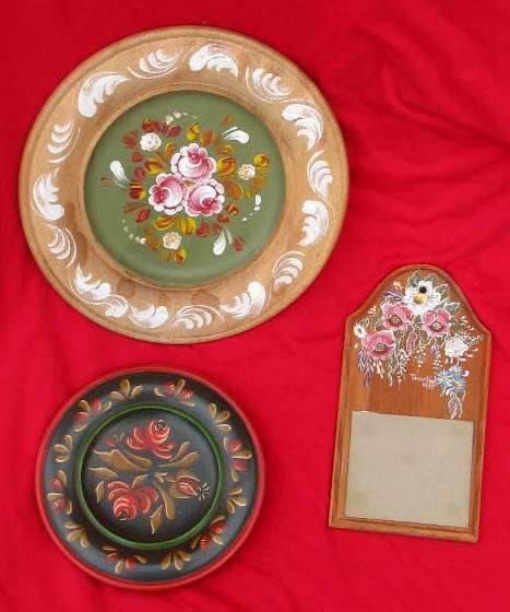 BAUERNMALEREI : 3 WOODEN DECORATED ITEMS : 2 PLATES- 18cm & 25.5cm : MEMO 11.5X22.5cm (needs notepad
