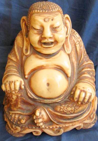 BUDDHA : RESIN FIGURINE : WEIGHS APPROX 2.5KG : 20CM HIGH : BASE 18X19cm