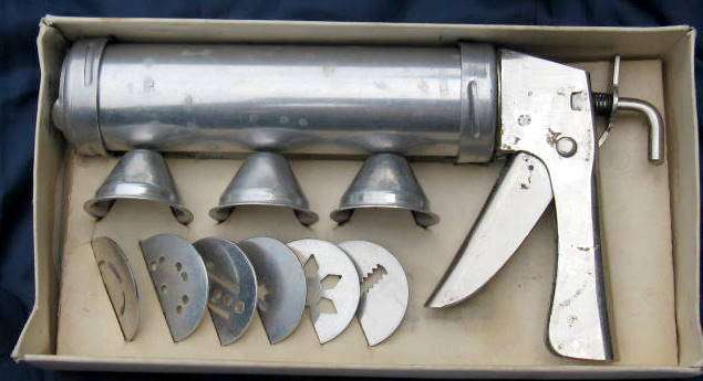 THE "IDEAL" BISCUIT AND ICING GUN : INSTRUCTION/RECIPE LEAFLET ENCLOSED