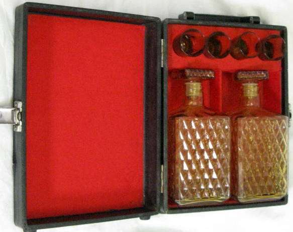 2 DECANTERS - 17cm HIGH : 4 GLASSES 6cm HIGH : IN CARRY CASE **NOTE CONDITION OF THE CASE**