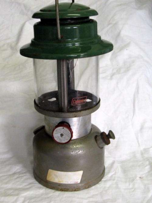 COLEMAN PARAFIN LAMP : MODEL 339 -  MADE IN CANADA : GLASS NO.4 - MADE IN ENGLAND