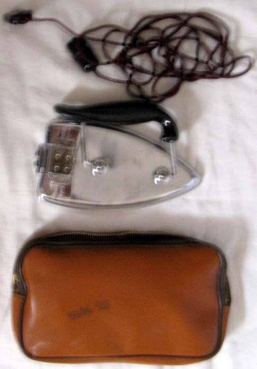 TRAVELLING IRON : 100/110v : 200/250v : HANDLE FOLDS - FITS INTO CARRY BAG 22X12.5cm