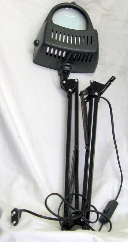ANGLE POISE LAMP WITH MAGNIFYING GLASS ML100 : VOLTLINE : **SEE PICTURES - CASING BROKEN & NO CLAMP*