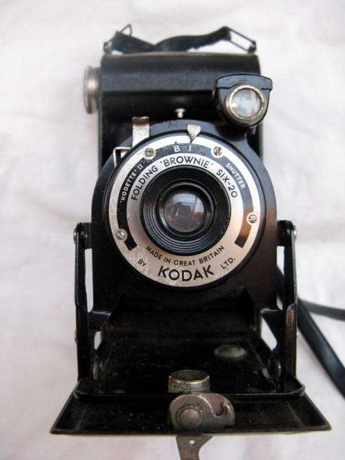 KODAK : FOLDING BROWNIE SIX-20 : MADE IN GREAT BRITAIN : BELLOWS STILL INTACT