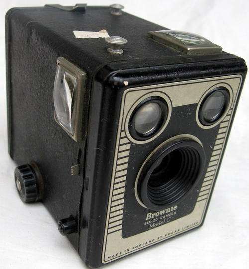 BROWNIE : SIX-20 CAMERA : MODEL C : MADE IN ENGLAND BY KODAK