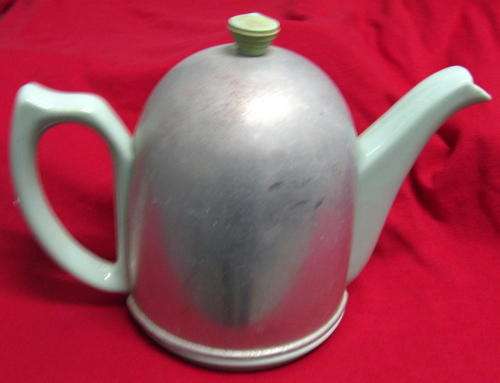 EVERHOT TEAPOT : DESIGN 877448 : MADE IN ENGLAND : 17cm HIGH : BASE DIAMETER 13cm