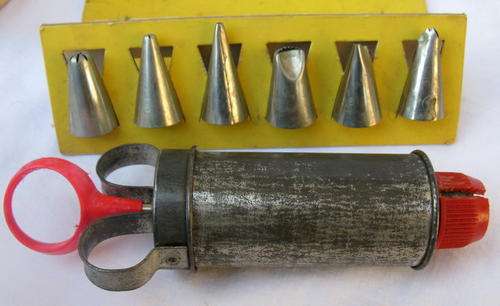 NUTBROWN ICING SET : 6 ICING NOZZLES NOS.2,6,8,10,12,18 : **PLASTIC SCREW TOP IS SPLIT**