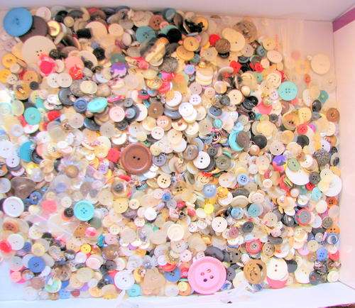 1.3kg : MIXED BUTTONS : VARIOUS SIZES AND COLOURS (CONTENTS OF A "BUTTON BOX") SOME HAVE BEEN USED