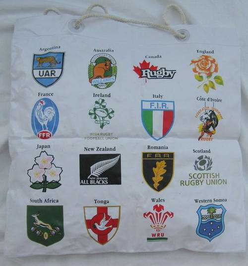 RUGBY WORLD CUP : 1995 : DRAW STRING BAG / INFLATABLE CUSHION : 35.5X35.5CM