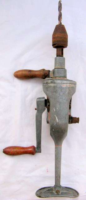 HAND DRILL : WOODEN HANDLES : **I CANT REMOVE THE BIT**RUSTED**