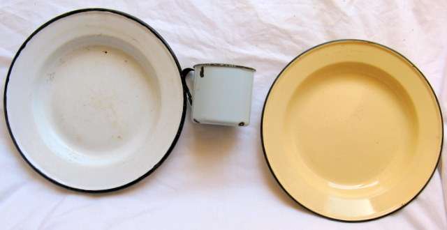 2 ENAMEL PLATES (26cm DIAM - ONE YELLOW & ONE WHITE) & 1 MUG (8cm HIGH - BLUE) :
