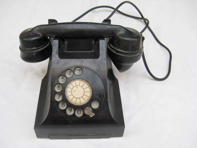 VINTAGE : BAKELITE TELEPHONE : **NOTE - DIAL IS STUCK** : GOOD FOR DISPLAY OR PROP