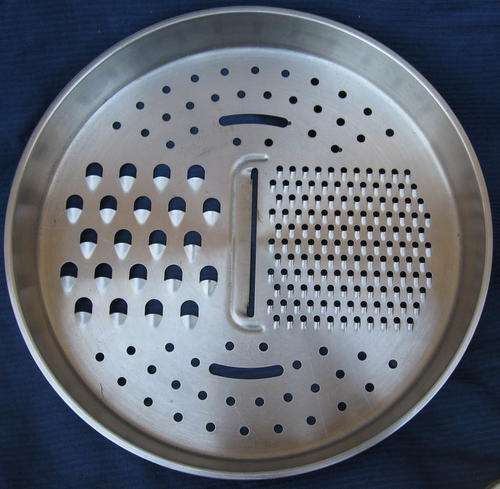 AMC 20cm GRATER  ( USED FOR STEAMING VEGES WHILE COOKING IN 20cm SIZE AMC POT)
