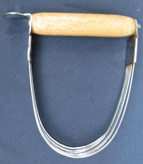 PASTRY BLENDER : WOODEN HANDLE - 9cm LONG
