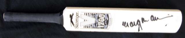 SIGNED CRICKET BAT - CRAIG MATTHEWS : 42.5cm LONG : SLAZENGER V1200 SUPER HANDMADE