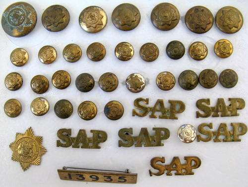 SAP : COLLECTION OF 40 PIECES - BUTTONS, BADGE, BAR & SHOULDER TITLES
