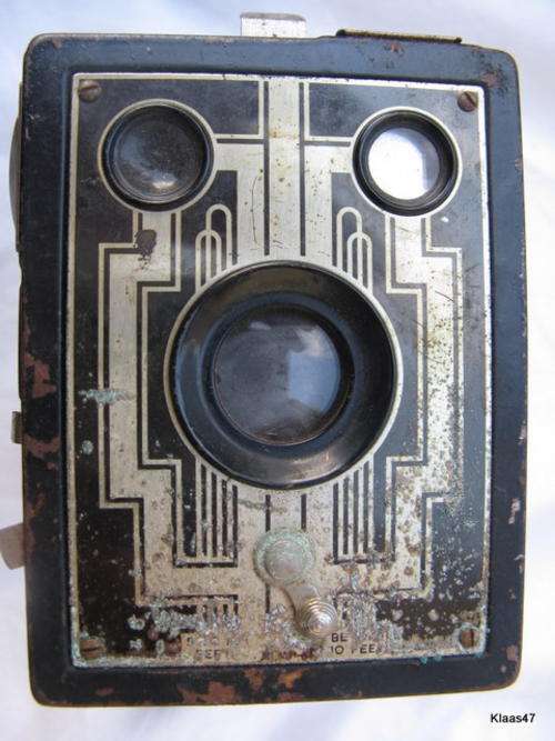 SIX-20 BROWNIE : BOX CAMERA : **GOOD FOR DISPLAY OR PROP**