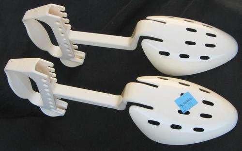 SHOE TREES (PLASTIC) : KELLOGG QUALITY : PAIR : MADE IN U.S.A. : SIZE - 4
