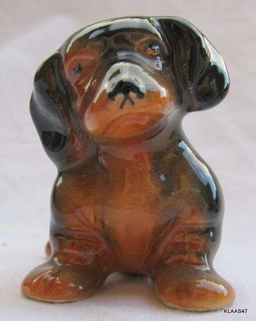 SYLVAC : DASCHUND : SMALL - 6.5cm LONG - 4.5cm HIGH : MADE IN ENGLAND