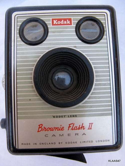 KODAK : BROWNIE FLASH II : MADE IN ENGLAND : BOX CAMERA : **GOOD FOR DISPLAY OR PROP**