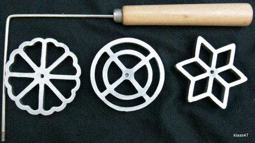 TIMBALE MAKERS : SET  : THREE SHAPES - 7cm DIAMETER EACH - ONE HANDLE  (SCREW ON TYPE)