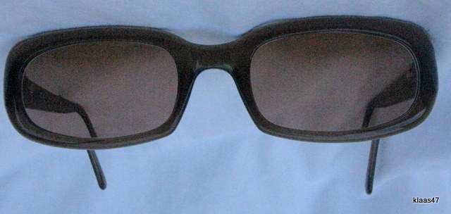 RAYBAN : 100% UV PROTECTION : SUNGLASSES BY LUXOTTICA : MADE IN ITALY : RB4019 637/4E