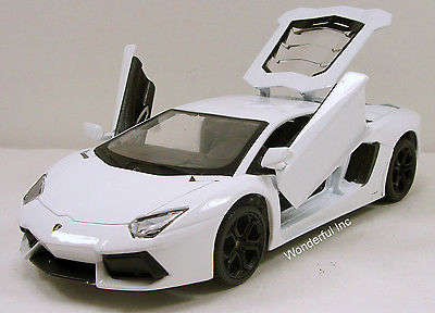 Maisto Lamborghini Aventador LP 700-4 diecast model car 1:24 scale White M55