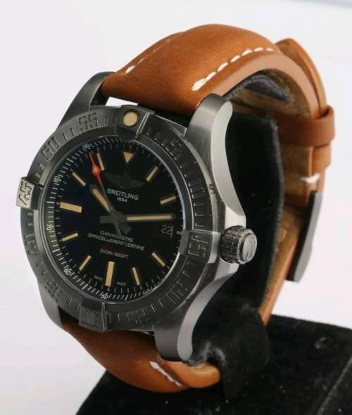 Magnificent BREITLING AVENGER BLACKBIRD 44mm Titanium Automatic Wristwatch + 2 Leather Straps !