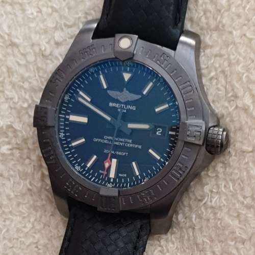 Magnificent BREITLING AVENGER BLACKBIRD 44mm Titanium Automatic Wristwatch + 2 Leather Straps !