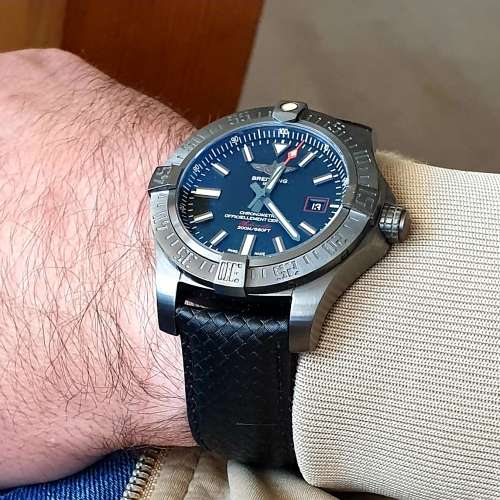 Magnificent BREITLING AVENGER BLACKBIRD 44mm Titanium Automatic Wristwatch + 2 Leather Straps !