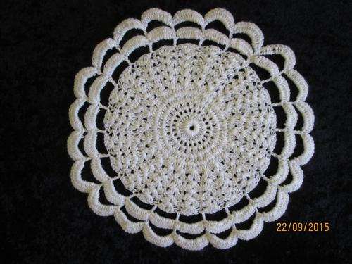 25cm Round white Doillie