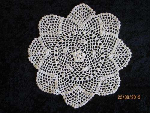 22cm Round white Doillie